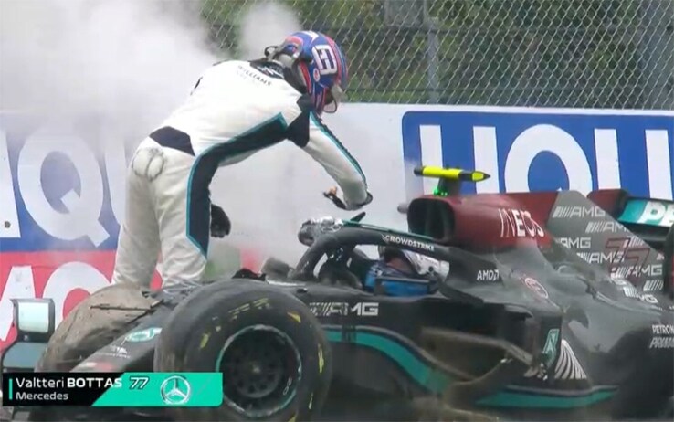 Lo schiaffo di Russell sul casco di Bottas