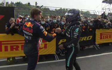 Verstappen-Hamilton: duello in parità. Per ora