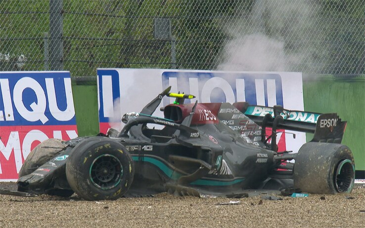 La Mercedes distrutta di Bottas dopo l'incidente