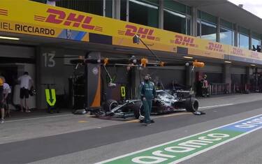 Vettel, che fai? Si ferma nel box McLaren. VIDEO