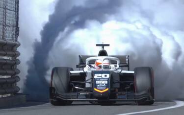 F2, a Monaco paura per Petecof: fumo e fiamme