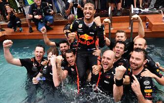 MONTE CARLO, MONACO - MAY 27: Race winner Daniel Ricciardo (AUS) Red Bull Racing celebrates with the team in the Red Bull Energy Station swimming pool during the Monaco GP at Monte Carlo on May 27, 2018 in Monte Carlo, Monaco. (Photo by Mark Sutton / Sutton Images)