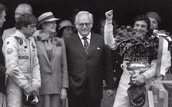 Ricardo Patrese (droite) exprime sa joie après avoir remporté le Grand Prix de Monaco, le 23 mai 1982. La coupe a été remis par le Prince Rainier III de Monaco accompagné de sa femme la Princesse Grace de Monaco. / AFP / -- / -        (Photo credit should read -/AFP via Getty Images)