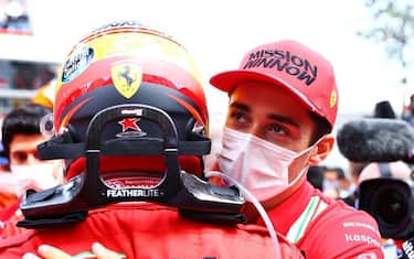 Leclerc, abbraccio a Sainz: "Grande Carlos"