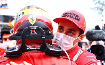 Leclerc, abbraccio a Sainz: "Grande Carlos"