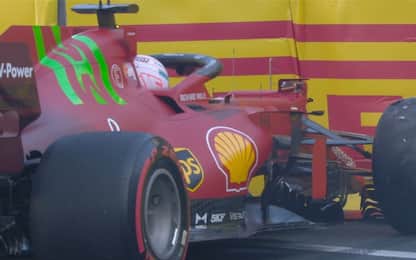 Leclerc a muro nelle FP2, ala anteriore distrutta