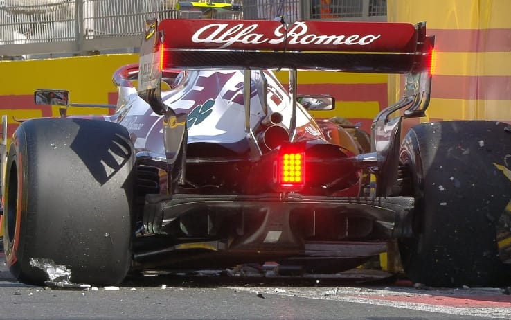 Giovinazzi e la sua Alfa dopo il crash in curva 15