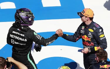 RED BULL RING, AUSTRIA - JUNE 26: Sir Lewis Hamilton, Mercedes, congratulates pole man Max Verstappen, Red Bull Racing, in Parc Ferme during the Styrian GP at Red Bull Ring on Saturday June 26, 2021 in Spielberg, Austria. (Photo by Steven Tee / LAT Images)