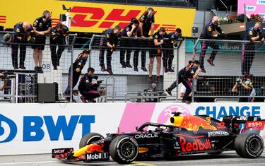 Red Bull, atto di forza: Verstappen vola