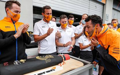 I 32 anni di Ricciardo, il team gli fa la festa