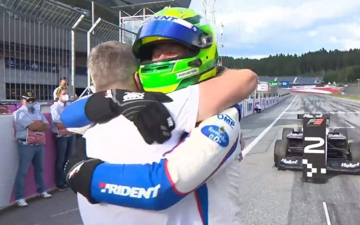 L'abbraccio tra Ralf Schumacher e il figlio David dopo la vittoria in Gara-2
