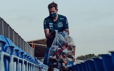 Vettel "green": raccoglie spazzatura dopo il GP