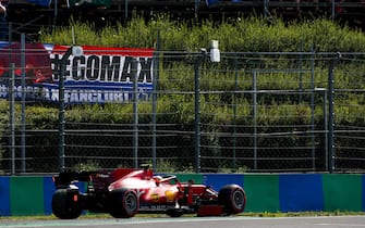 HUNGARORING, HUNGARY - JULY 31: Carlos Sainz, Ferrari SF21 crashes in qualifying during the Hungarian GP at Hungaroring on Saturday July 31, 2021 in Budapest, Hungary. (Photo by Charles Coates / LAT Images)