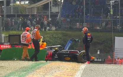 Libere 2 a Verstappen: poi va a muro come Leclerc
