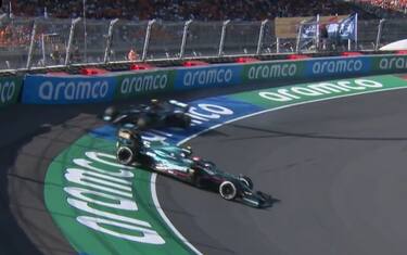 Testacoda Vettel, Bottas lo evita per un soffio