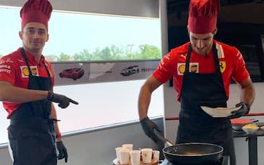 Leclerc&Sainz ai fornelli: il GP parte in cucina