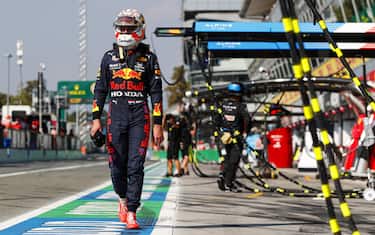AUTODROMO NAZIONALE MONZA, ITALY - SEPTEMBER 12: Max Verstappen, Red Bull Racing, walks back to the garage after crashing out of the race with Sir Lewis Hamilton, Mercedes during the Italian GP at Autodromo Nazionale Monza on Sunday September 12, 2021 in Monza, Italy. (Photo by Steven Tee / LAT Images)