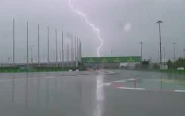Pioggia, fulmini e vento: un sabato di F1 surreale
