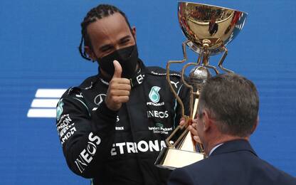 Hamilton vince a Sochi. Verstappen 2°, podio Sainz