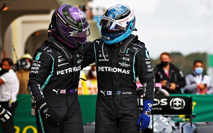 L'abbraccio tra Hamilton e Bottas dopo le qualifiche di Istanbul lo scorso 9 ottobre