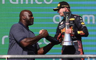 AUSTIN, TEXAS - OCTOBER 24: Race winner Max Verstappen of Netherlands and Red Bull Racing celebrates on the podium with NBA legend Shaquille O'Neal during the F1 Grand Prix of USA at Circuit of The Americas on October 24, 2021 in Austin, Texas. (Photo by Chris Graythen/Getty Images)
