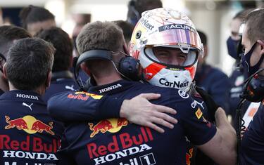 CIRCUIT OF THE AMERICAS, UNITED STATES OF AMERICA - OCTOBER 23: Max Verstappen, Red Bull Racing, is congratulated by his team in Parc Ferme after securing pole during the United States GP   at Circuit of the Americas on Saturday October 23, 2021 in Austin, United States of America. (Photo by Zak Mauger / LAT Images)