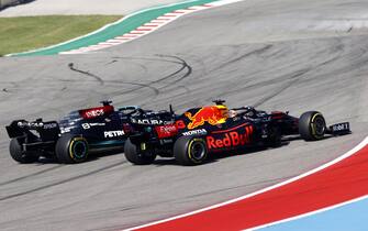 CIRCUIT OF THE AMERICAS, UNITED STATES OF AMERICA - OCTOBER 24: Max Verstappen, Red Bull Racing RB16B, battles with Sir Lewis Hamilton, Mercedes W12 during the United States GP   at Circuit of the Americas on Sunday October 24, 2021 in Austin, United States of America. (Photo by Andy Hone / LAT Images)