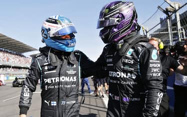 MEXICO CITY, MEXICO - NOVEMBER 06: Pole position qualifier Valtteri Bottas of Finland and Mercedes GP and second place qualifier Lewis Hamilton of Great Britain and Mercedes GP celebrate in parc ferme during qualifying ahead of the F1 Grand Prix of Mexico at Autodromo Hermanos Rodriguez on November 06, 2021 in Mexico City, Mexico. (Photo by Francisco Guasco - Pool/Getty Images)