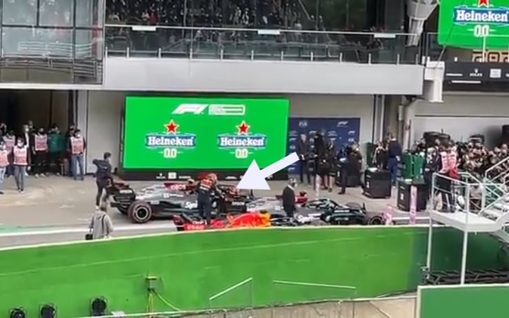 Max Verstappen ha paragonato la penalità ricevuta per aver toccato l'ala posteriore di Hamilton in Brasile alla penalità ricevuta per aver guidato con le cinture di sicurezza allentate.