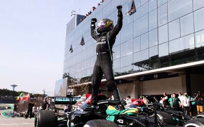 Magia di Hamilton, vittoria davanti a Verstappen