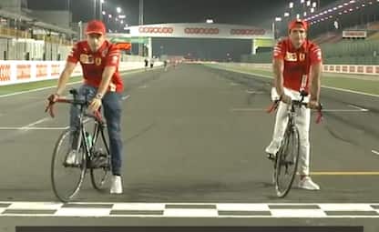 Leclerc-Sainz pronti al via... in bici! VIDEO