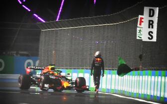 JEDDAH STREET CIRCUIT, SAUDI ARABIA - DECEMBER 04: Max Verstappen, Red Bull Racing RB16B, climbs out of his car after crashing out on the final lap of Q3 during the Saudi Arabia GP  at Jeddah Street Circuit on Saturday December 04, 2021 in Jeddah, Saudi Arabia. (Photo by Simon Galloway / LAT Images)
