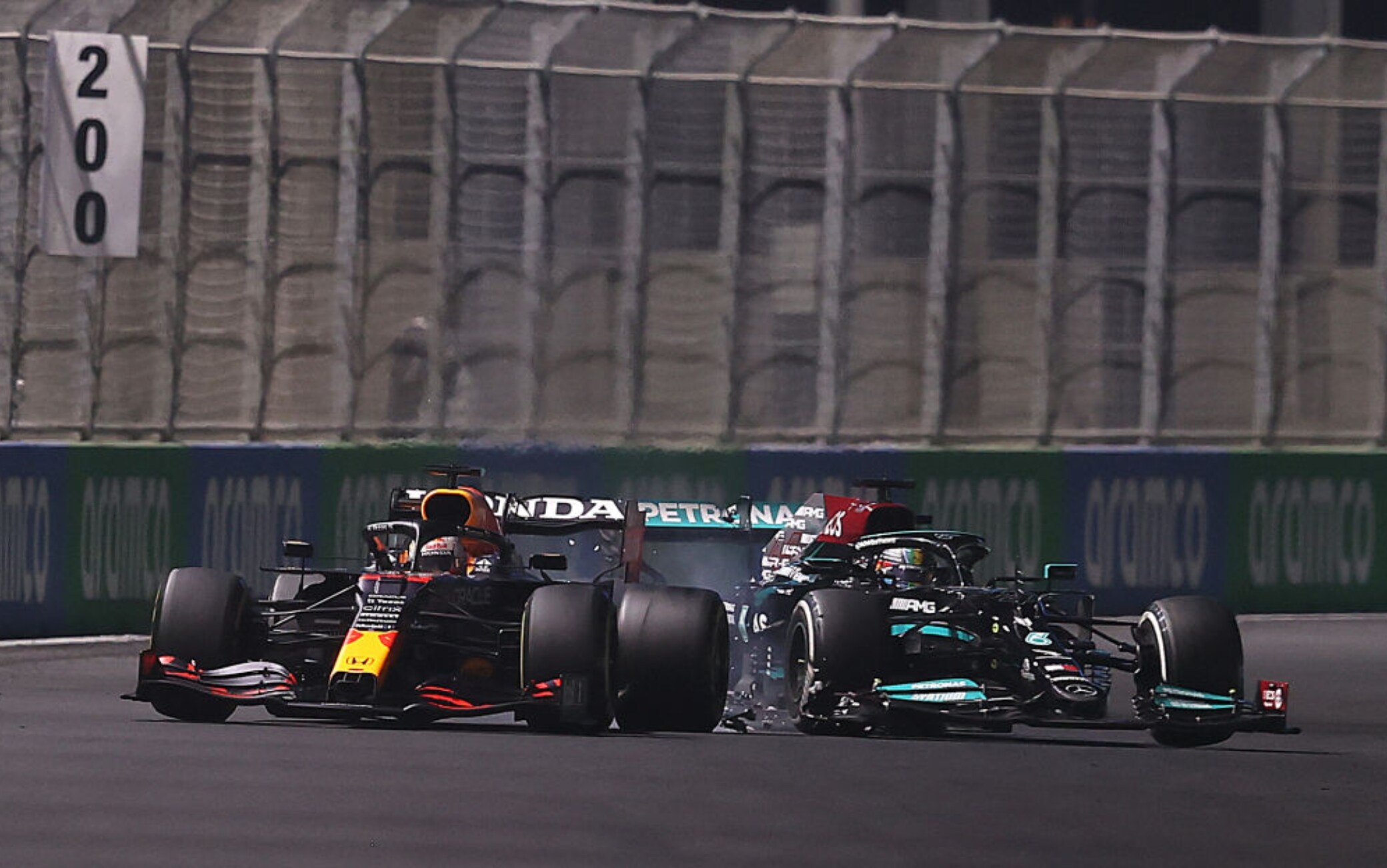F1, GP Arabia Saudita: Hamilton tampona Verstappen, l'episodio più discusso | Sky Sport