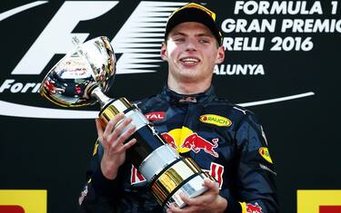 epa05307884 Dutch Formula One driver Max Verstappen of Red Bull Racing celebrates with his trophy on the podium after winning the Spanish Formula One Grand Prix at the Barcelona-Catalunya circuit in Montmelo, Barcelona, Spain, 15 May 2016.  EPA/ANDREU DALMAU