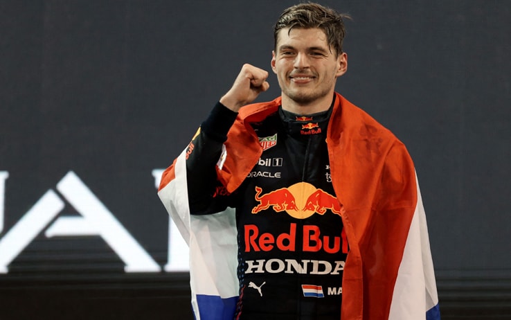 Max Verstappen non crede che la polemica abbia 'insudiciato' il suo titolo e lo abbia reso meno meritevole del campionato. Il pilota della Red Bull si considera il giusto vincitore della stagione 2021 e pensa che chi avrebbe dovuto prendere il trofeo avrebbe dovuto essere deciso molto prima.