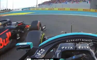 Hamilton-Verstappen, contatto al primo giro. FOTO