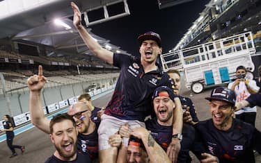 YAS MARINA CIRCUIT, UNITED ARAB EMIRATES - DECEMBER 12: Max Verstappen, Red Bull Racing, and team colleagues celebrate winning the 2021 Formula 1 World Drivers' Championship during the Abu Dhabi GP at Yas Marina Circuit on Sunday December 12, 2021 in Abu Dhabi, United Arab Emirates. (Photo by Zak Mauger / LAT Images)