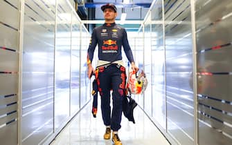ABU DHABI, UNITED ARAB EMIRATES - DECEMBER 14: Max Verstappen of Netherlands and Red Bull Racing walks into the garage during Formula 1 testing at Yas Marina Circuit on December 14, 2021 in Abu Dhabi, United Arab Emirates. (Photo by Clive Rose/Getty Images)