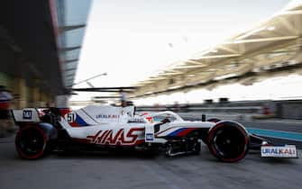 YAS MARINA CIRCUIT, UNITED ARAB EMIRATES - DECEMBER 15: Pietro Fittipaldi, Haas VF-19 Mule during the Abu Dhabi November testing at Yas Marina Circuit on Wednesday December 15, 2021 in Abu Dhabi, United Arab Emirates. (Photo by Zak Mauger / LAT Images)