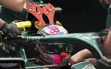 Una renna ad Abu Dhabi: casco natalizio per Vettel