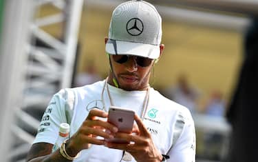 Hamilton, indizio social: non segue più la F1