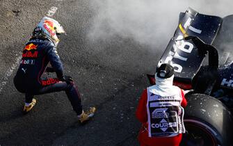 MELBOURNE GRAND PRIX CIRCUIT, AUSTRALIA - APRIL 10: Max Verstappen, Red Bull Racing, retires from the race and a marshal assists with a fire during the Australian GP at Melbourne Grand Prix Circuit on Sunday April 10, 2022 in Melbourne, Australia. (Photo by Andy Hone / LAT Images)