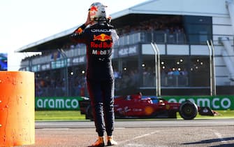 MELBOURNE, AUSTRALIA - APRIL 10: Max Verstappen of the Netherlands and Oracle Red Bull Racing looks on from the side of the track after retiring from the race as Charles Leclerc of Monaco driving (16) the Ferrari F1-75 passes his during the F1 Grand Prix of Australia at Melbourne Grand Prix Circuit on April 10, 2022 in Melbourne, Australia. (Photo by Mark Thompson/Getty Images)