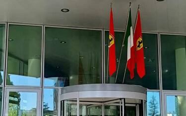 Festa a Maranello: issata la seconda bandiera