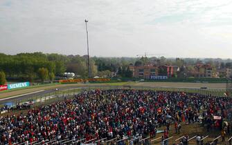 The fans watch the action from the banks at Rivazza.San Marino Grand Prix, Imola, Italy, 14 April 2002.DIGITAL IMAGE
