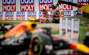 IMOLA - Carlos Sainz (55) with the Ferrari retires, with in the foreground Max Verstappen (1) with the Oracle Red Bull Racing RB18 Honda during the F1 Grand Prix of Emilia Romagna at Autodromo Enzo e Dino Ferrari on April 24, 2022 in Imola , Italy. REMKO DE WAAL (Photo by ANP via Getty Images)