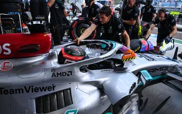 Russell vola nelle FP2. Sainz e Verstappen out