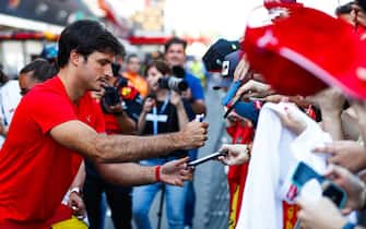 CIRCUIT DE BARCELONA-CATALUNYA, SPAIN - MAY 19: Carlos Sainz, Ferrari, signs autographs for fans during the Spanish GP at Circuit de Barcelona-Catalunya on Thursday May 19, 2022 in Barcelona, Spain. (Photo by Carl Bingham / LAT Images)