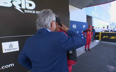 Sainz Sr. premia Leclerc e abbraccia il figlio