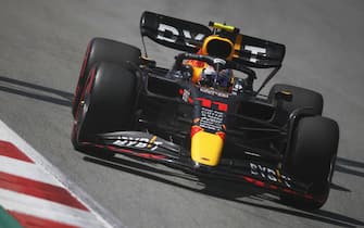 CIRCUIT DE BARCELONA-CATALUNYA, SPAIN - MAY 22: Sergio Perez, Red Bull Racing RB18 during the Spanish GP at Circuit de Barcelona-Catalunya on Sunday May 22, 2022 in Barcelona, Spain. (Photo by Zak Mauger / LAT Images)